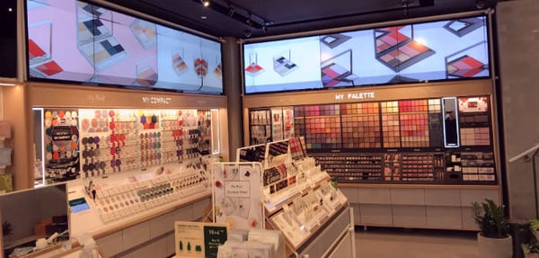 écrans de communication dans un magasin de cosmétique