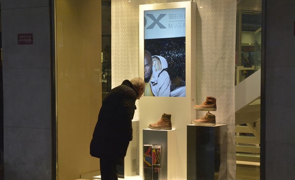 digital signage écran en vitrine de magasin
